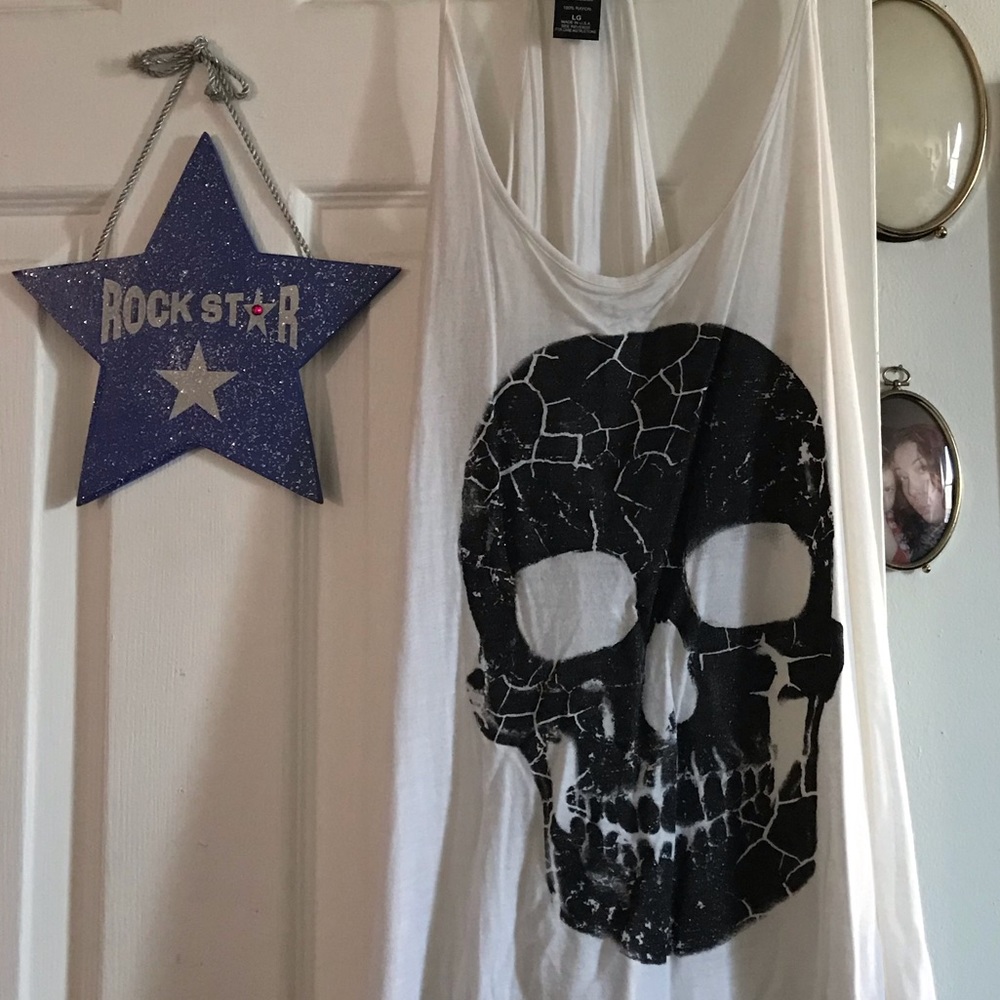 White top with shimmery skull, like new